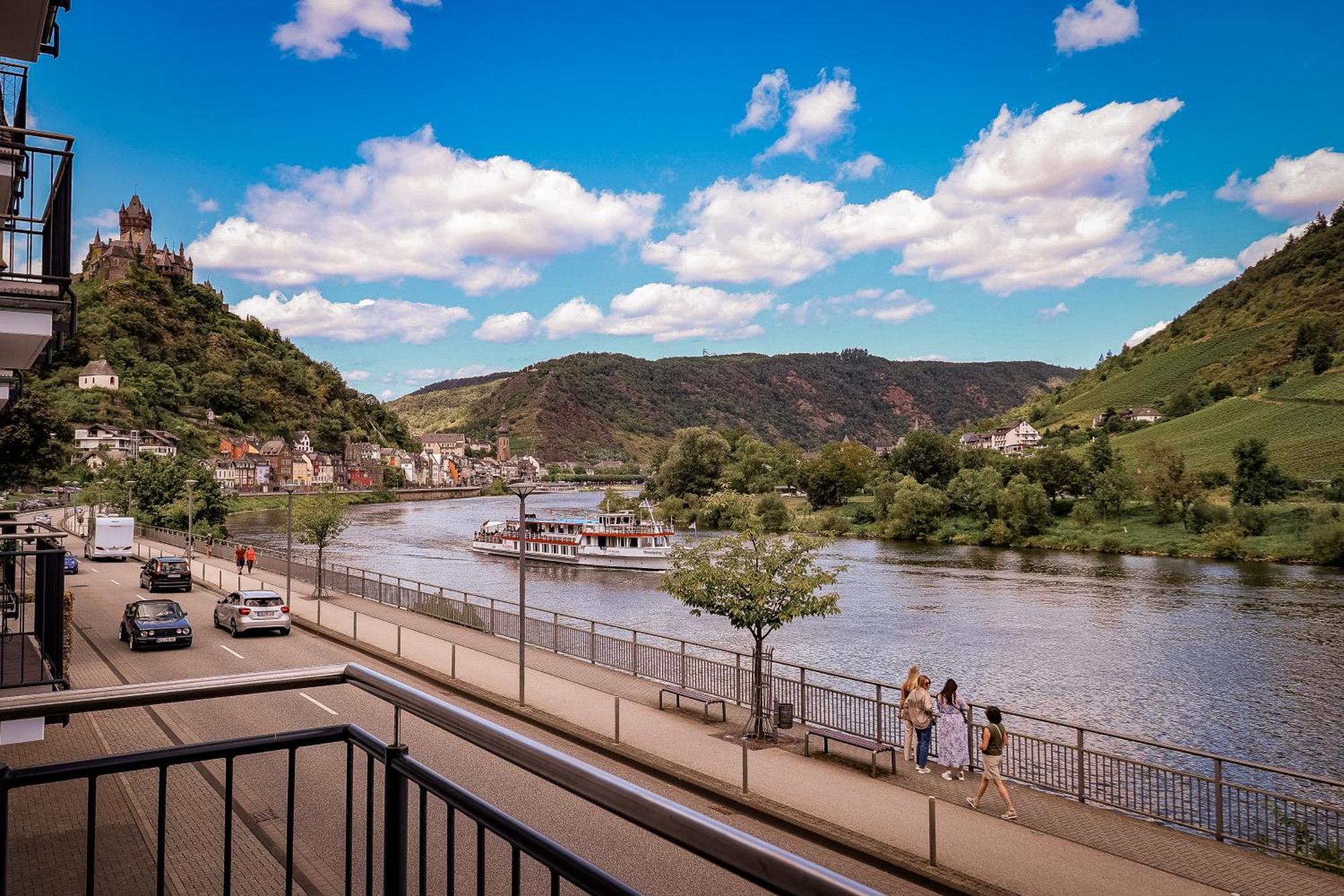 Moselpromenade Villa Moselufer, Panorama & Burg Cochem Blick, Netflix, Balkon Exterior photo